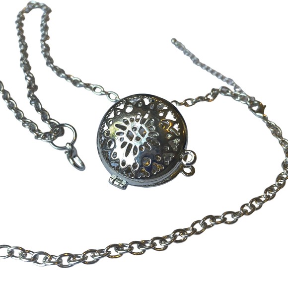 Silver-Toned Diffuser Locket Necklace w/ Simply Pure Diffusion Beads New - Picture 5 of 5